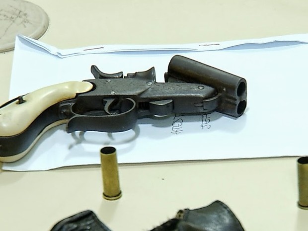 Arma usado pelo rapaz foi deixada no local do crime no momento da fuga, na Zona Norte de Natal (Foto: Reprodução/Inter TV Cabugi)