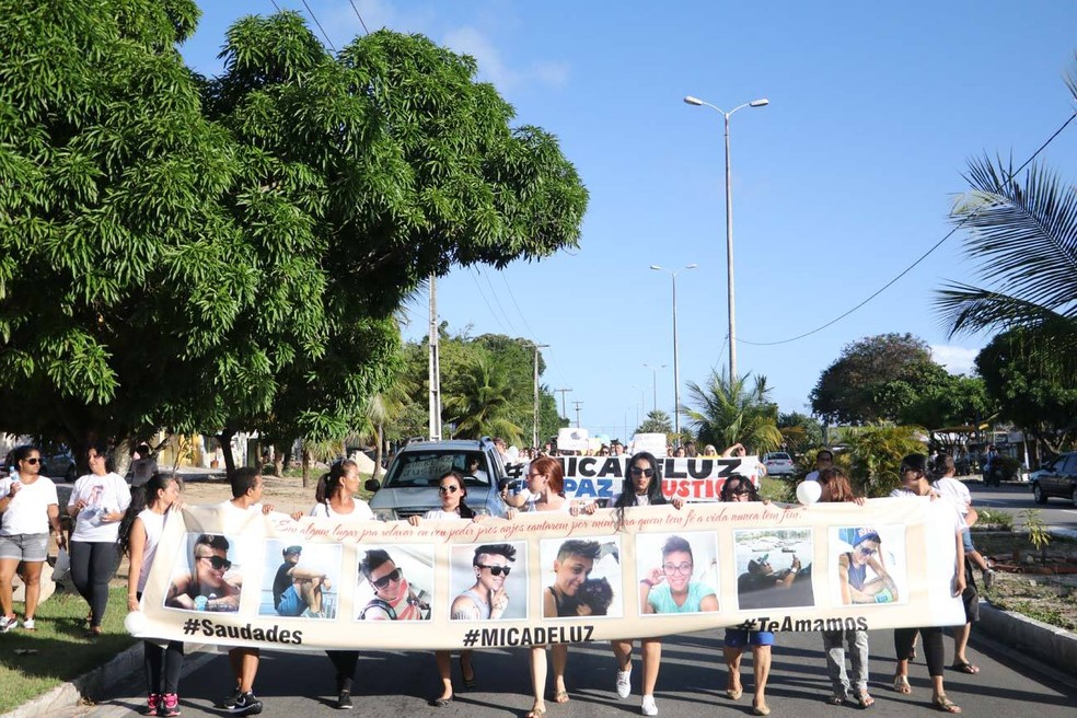 Amigos de Mikaela Ferreira fizeram ato pela paz e cobram investigação sobre autoria do tiro que matou barbeira (Foto: Elias Medeiros)