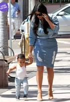 Look do dia: Kim Kardashian e a filha apostam em visual combinadinho