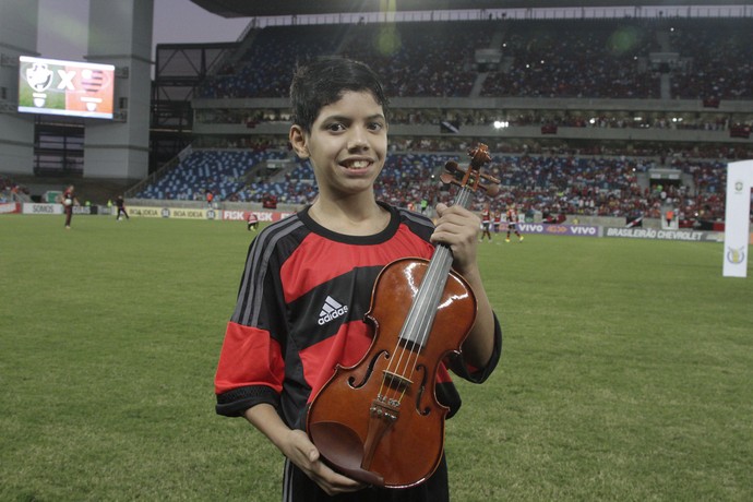 Garoto com violino Carlinhos Vasco x Flamengo Arena Pantnal (Foto: Gilvan de Souza / Flamengo)