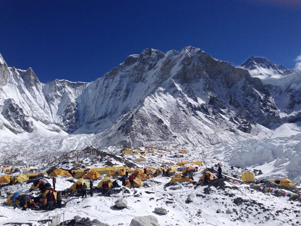 Tendas em acampamento no monte Everest (Foto: Facebook/Reprodução)