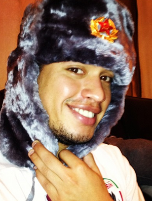 Carlos Eduardo posa com chapéu de pele para fugir do frio (Foto: Reprodução/Instagram)