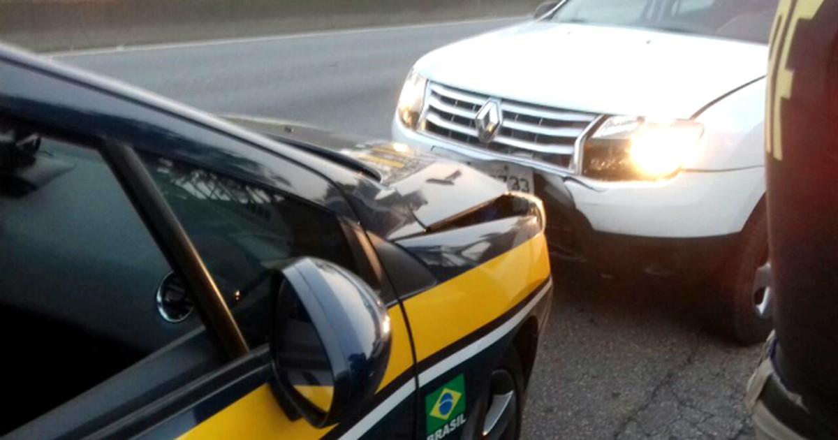 G1 Motorista dirige 13 km na contramão e bate em viatura da PRF na