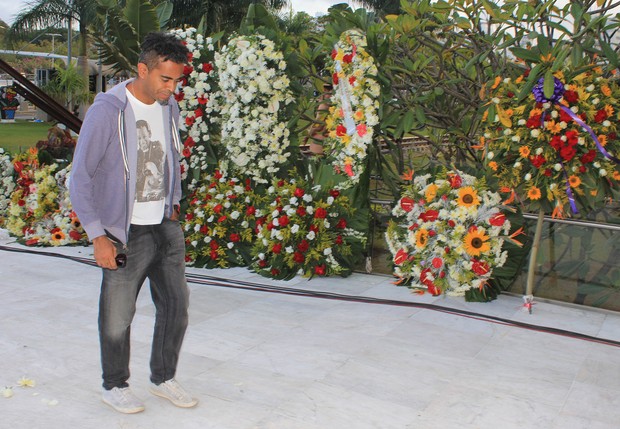 Coroas de flores no velório de Jair Rodrigues (Foto: Reprodução/ Facebook)