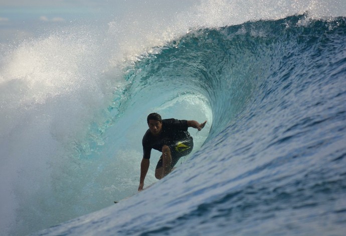 Surfista taitiano Tuhiti Haumani sofre acidente no Havaí (Foto: Reprodução/Facebook)