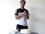 Pato ganha bolo de aniversário após treino no Corinthians