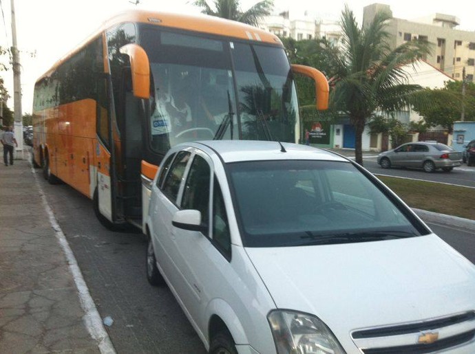 Carro impede saída do ônibus (Foto: Chandy Teixeira)