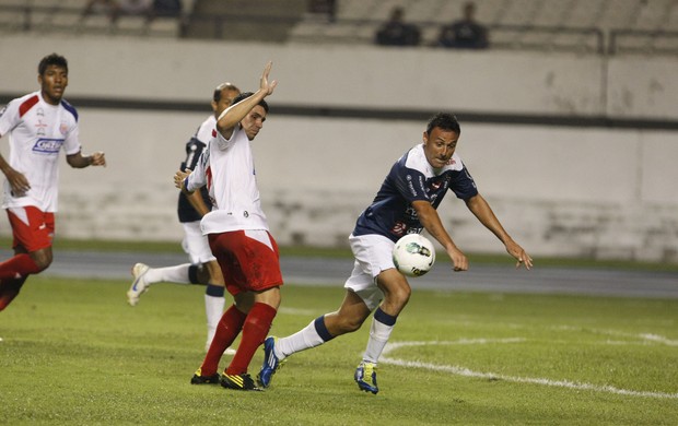 Fábio Oliveira deu trabalho para a defesa do Vilhena (Foto: Marcelo Seabra / O Liberal)