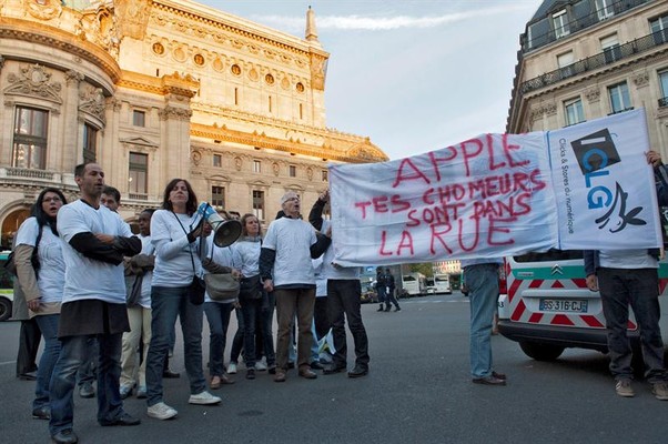 Trabalhadores franceses da Apple protestando para obter melhores condições de trabalho (Foto: EFE)