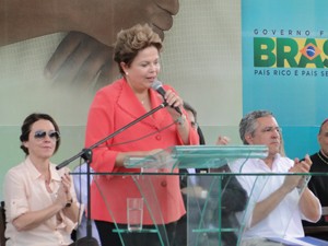 Presidente Dilma faz discurso em Rio Pardo de Minas, durante evento do "Brasil Sorridente" (Foto: Pedro Trigineli, do G1 MG)