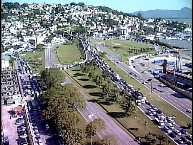 Colisão entre ônibus e carros na Ponte Colombo Salles causou congestionamento (Foto: Reprodução/ RBS TV)