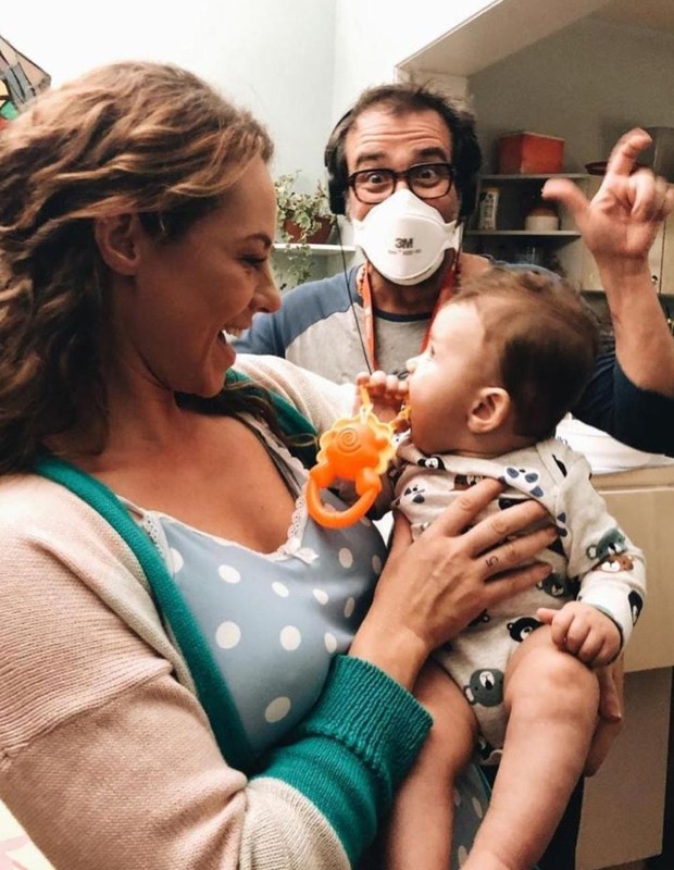 Caíto Ortiz dirigindo Paolla Oliveira e um bebê (Foto: Instagram)