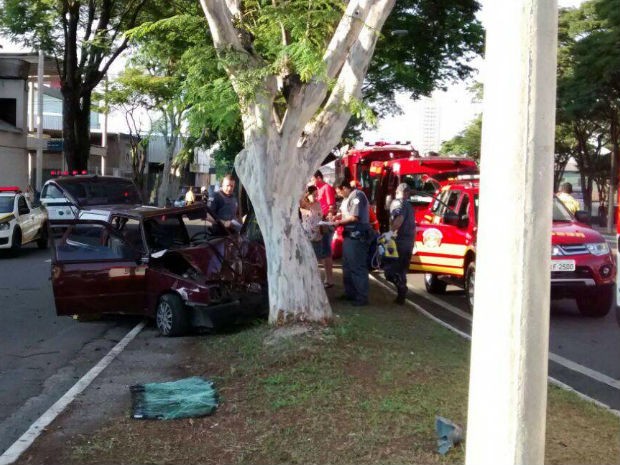 Acidente deixa três pessoas feridas em São José dos Campos. (Foto: Divulgação/ Corpo de Bombeiros)