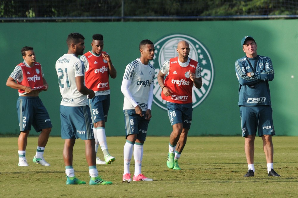  Dica ou despiste? Palmeiras fecha treino, mas deixa 11 possíveis titulares à mostra