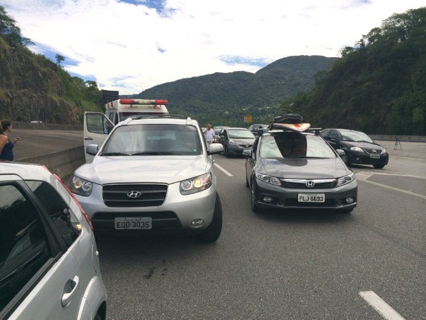 Motoristas foram assaltados na Rodovia Padre Manoel da Nóbrega (Foto: Solange Freitas/ TV Tribuna)