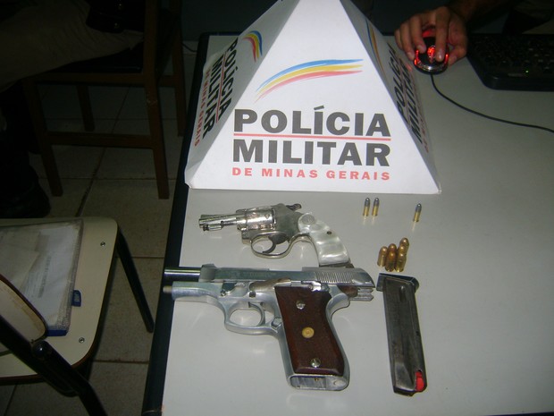 Armas e munições apreendidas pela PM de Unaí (Foto: Divulgação / Polícia Militar)