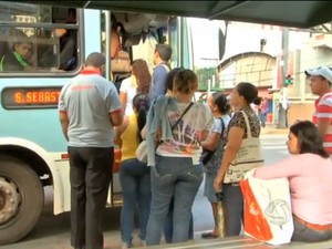 nibus no podem ter catracas na entrada, conforme deciso (Foto: Reproduo/TVCA)