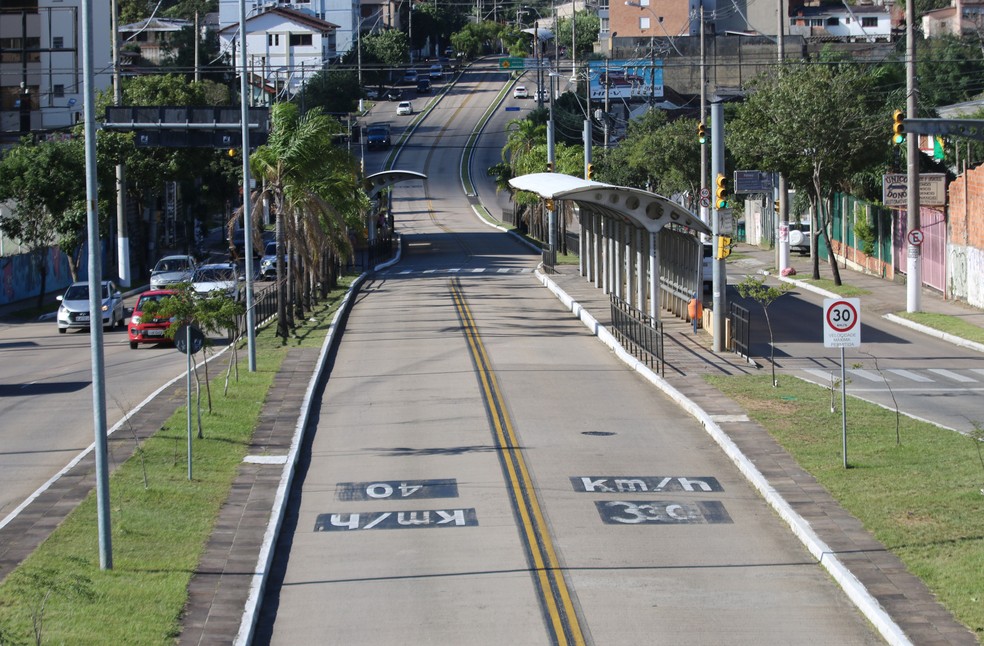 Pista da Terceira Perimetral foi alargada, pavimentada e recebeu corredores de ônibus em Porto Alegre (Foto: Joyce Heurich/G1)