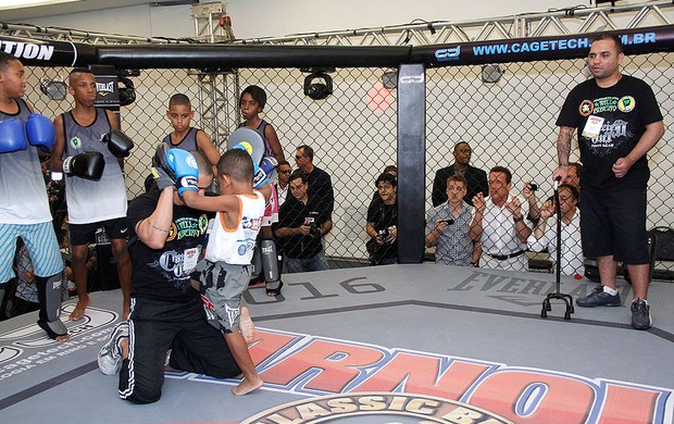 arnold schwarzenegger posa com o menino Samuel, do projeto do Will Ribeiro, lutador de MMA (Foto: Renata Anchieta / Divulgação)