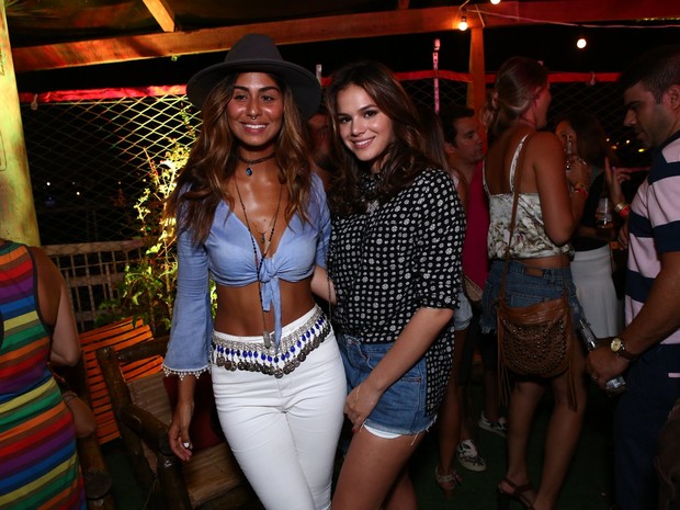 Stéphannie Oliveira e Bruna Marquezine em festa na Zona Sul do Rio