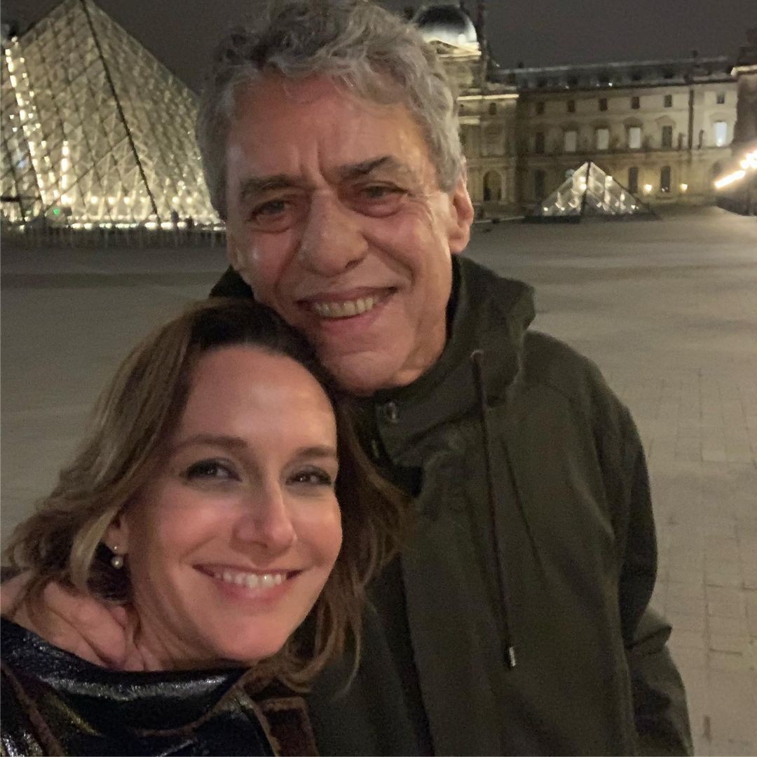 Chico Buarque e Caroline Proner (Foto: Reprodução Instagram)