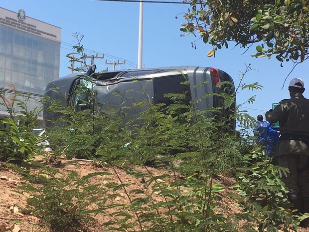 Motorista ainda capotou em seu veículo após causar acidente na Avenida dos Holandeses em São Luís (Foto: Zeca Soares/G1)