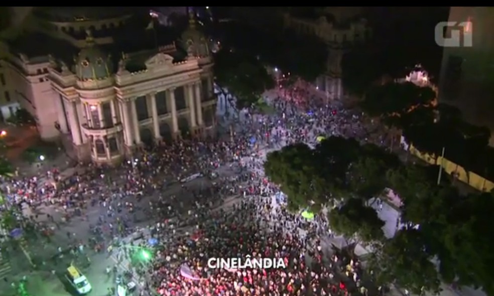 Imagens registradas pela Globo mostram multidão reunida na Praça da Cinelândia, no Centro do Rio (Foto: Reprodução/TVGlobo)