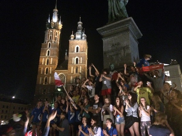 Jovens sobem em monumento para cantar hinos nacionais (Foto: Andressa Gonçalves/G1)