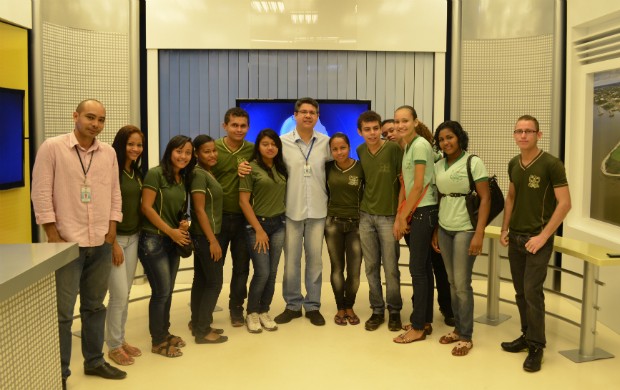 Alunos da Escola Maria Carmelita no estúdio da TV Amapá com o apresentador Celes Nafes e o coordenador de núcleo Ãngelo Fernandes (Foto: Celso Kato/Rede Amazonica)