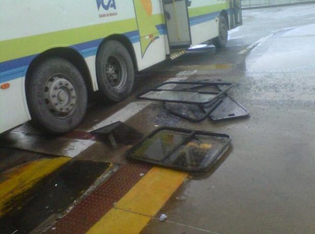 Ônibus são depredados por vândalos em terminal de Aracaju (SE) (Foto: Alex Carvalho/Arquivo Pessoal)