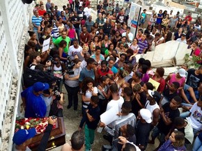 Enterro jovens mortos em Costa Barros, no fim de semana (Foto: Henrique Coelho/G1)