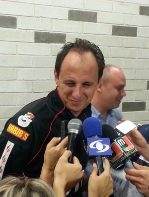 Rogério Ceni concede entrevistas na Colômbia (Foto: Carlos Augusto Ferrari)