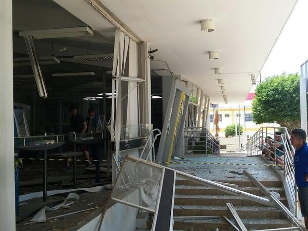 Banco ficou destruido após ação dos bandidos (Foto: Cícero Francinaldo da Silva Cardoso)