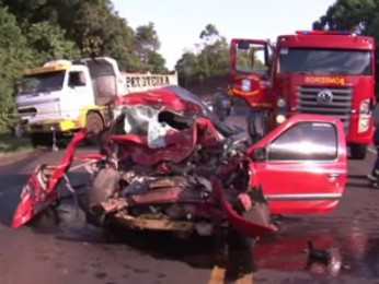 Com a colisão, frente do automóvel de Tubarão (SC) ficou destruída (Foto: Reprodução / RPC TV)