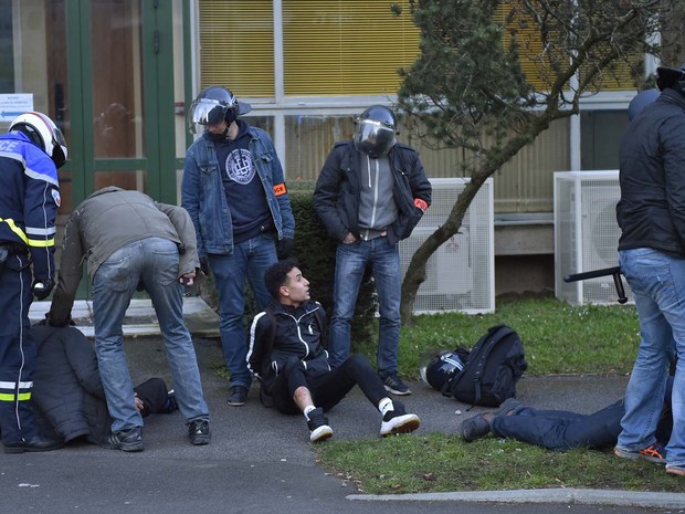 Policiais detêm manifestantes durante protesto contra reforma trabalhista em Nantes (Foto: LOIC VENANCE / AFP)