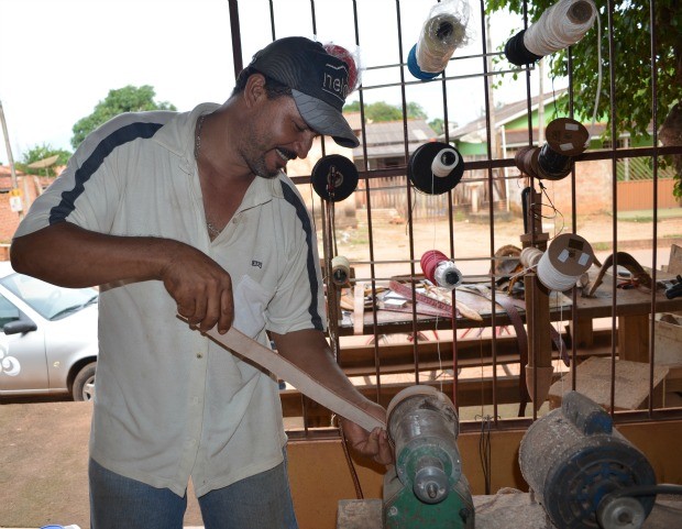 Julio confecciona peças artesanais em couro (Foto: Magda Oliveira/G1)
