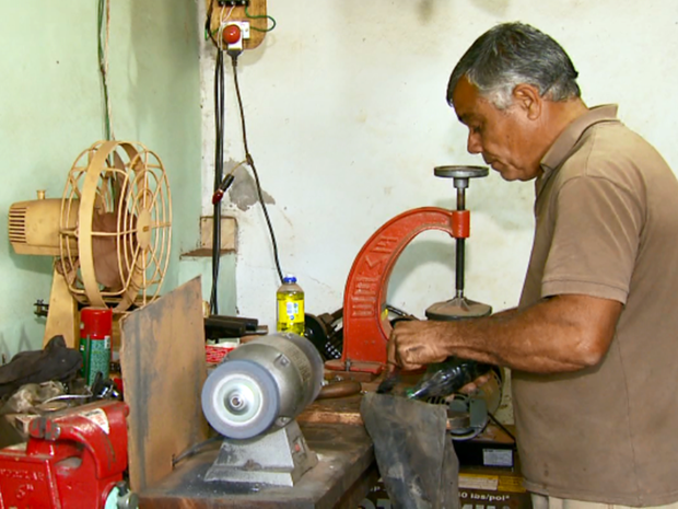 Borracheiro está construindo helicóptero no quintal de casa (Foto: Reprodução EPTV)