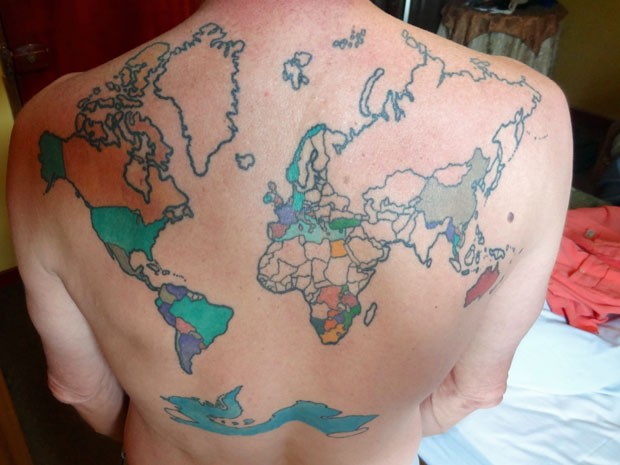 Bill Passman mostra a tatuagem de mapa-múndi em suas costas (Foto: Arquivo pessoal/Bill Passman)