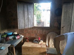 PMs chegaram até a casa da vítima após seguirem os rastros de sangue deixados na rua pelo homem esfaqueado. (Foto: (Antonio Luiz/Portal JT)) PMs chegaram até a casa da vítima após seguirem os rastros de sangue deixados na rua pelo homem esfaqueado. (Foto: (Antonio Luiz/Portal JT))