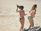Daniele Suzuki exibe corpão em dia de praia com amiga