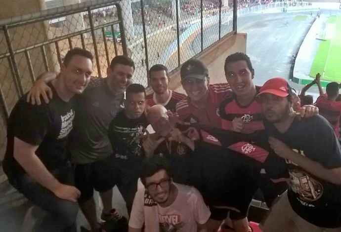 Julio Veloso e outros torcedores em uma das muitas viagens para ver o Flamengo (Foto: Arquivo Pessoal)