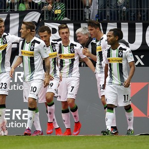 Jogadores do Borussia Monchengladbach comemoram Bayer Leverkuse (Foto: REUTERS/Ina Fassbender)