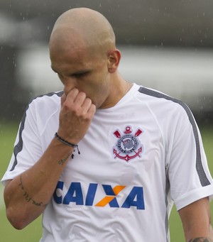 Fábio Santos é operado, e Bruno Henrique passa noite em observação