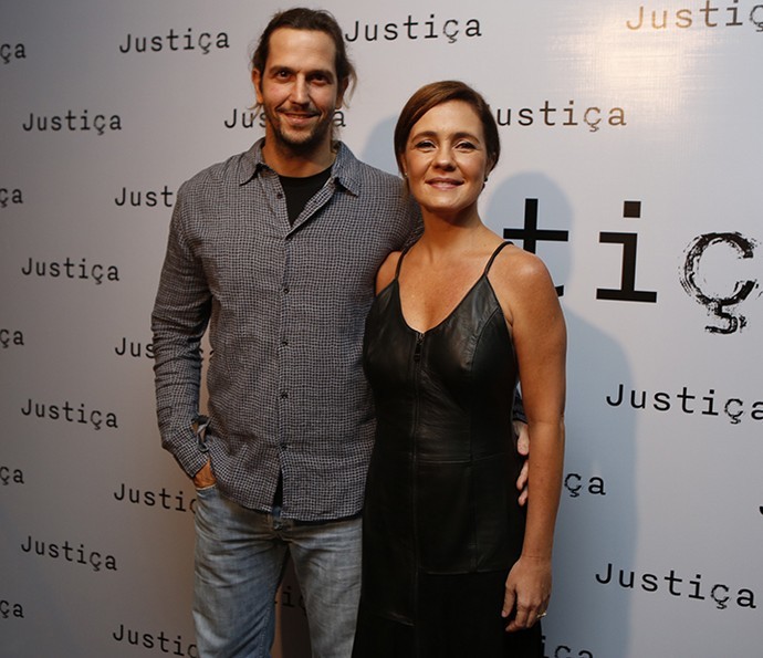 Vladimir Brichta posa com a mulher, Adriana Esteves; ela interpreta uma empregada doméstica na trama de Manuela Dias (Foto: E) Vladimir Brichta posa com a mulher, Adriana Esteves; ela interpreta uma empregada doméstica na trama de Manuela Dias (Foto: E)