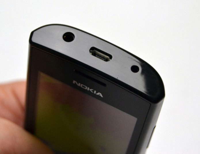 Parte superior com conexão de áudio, microUSB e carregador (Foto: Stella Dauer)