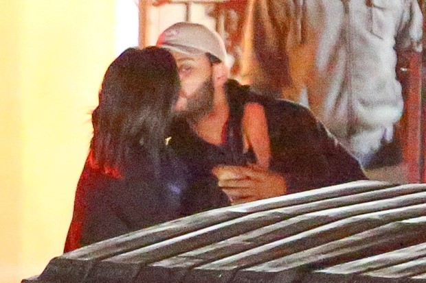 Selena Gomez e The Weeknd trocam beijos e curtem clima de romance  (Foto: AKM)