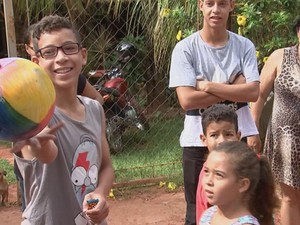 Crianças ficaram felizes ao receberem brinquedos (Foto: Reprodução/TV TEM) Crianças ficaram felizes ao receberem brinquedos (Foto: Reprodução/TV TEM)