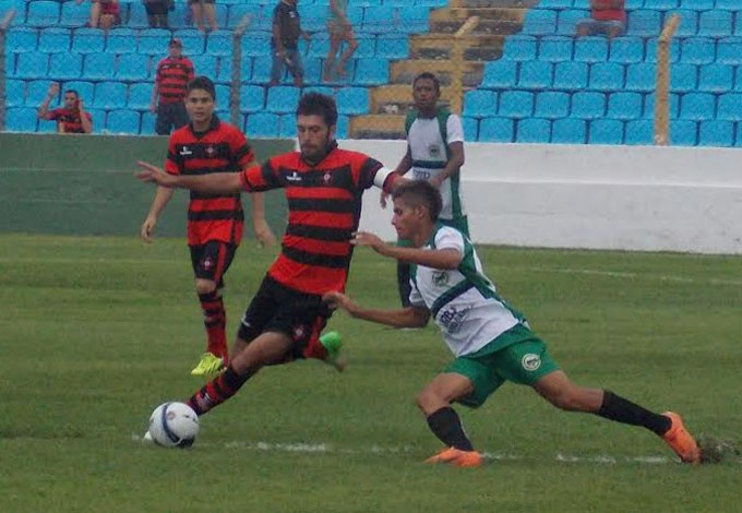 Moto passou pleo Cordino no Estádio Nhozinho Santos neste domingo (Foto: Bruno Alves/Globoesporte.com)