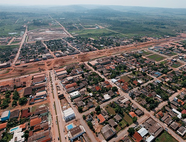 MADEIRA E PECUÁRIA Visão aérea de Novo Progresso. A segunda cidade mais rica do Pará tem baixos indicadores de progresso social (Foto: Marcelo Min/ÉPOCA)