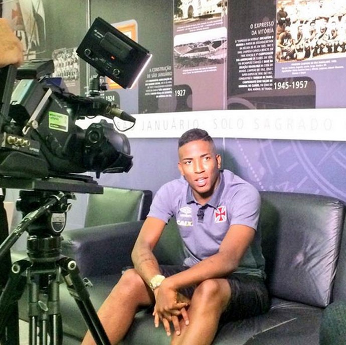 Thalles em entrevista para TV do Catar (Foto: Divulgação)